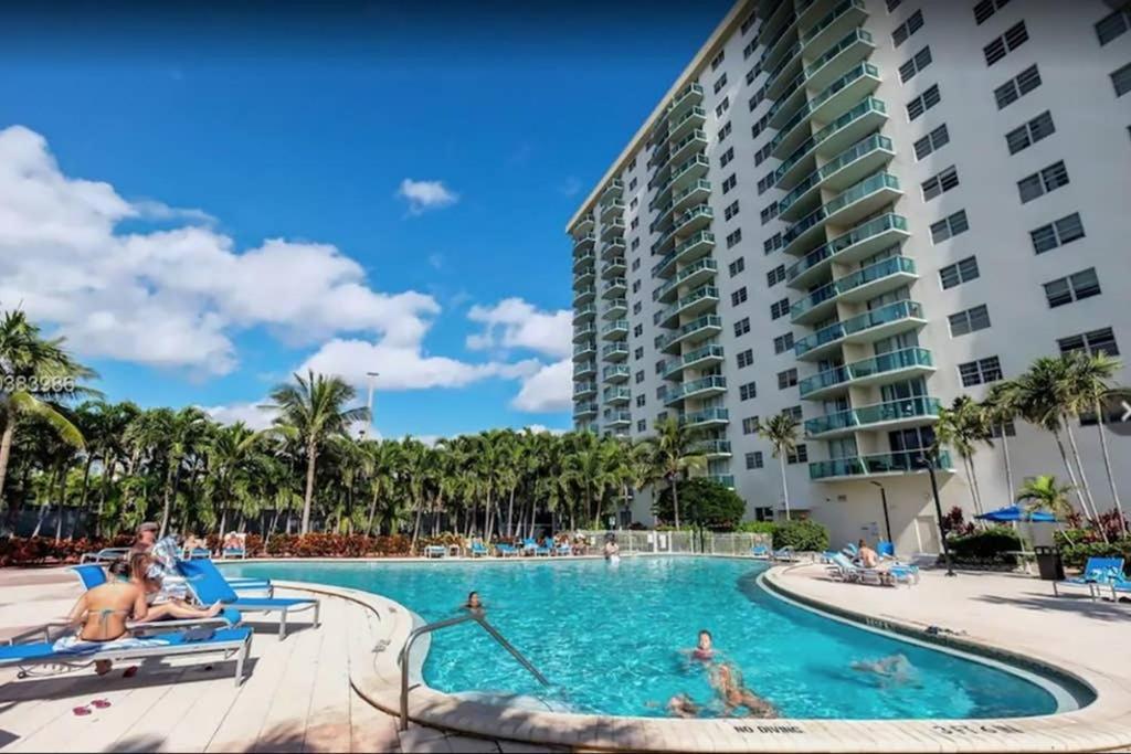 Beautiful Apartment Steps Away From The Beach Miami Beach Bagian luar foto