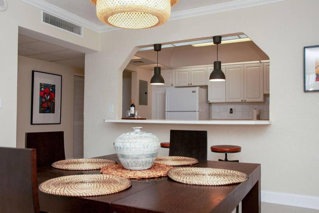 Beautiful Apartment Steps Away From The Beach Miami Beach Bagian luar foto